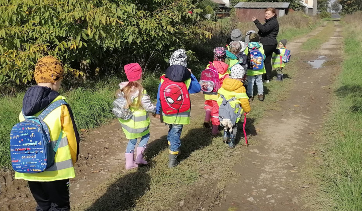 Jesenná prechádzka detí z MŠ