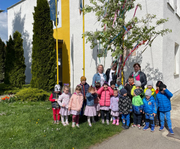Aktuality / Stavanie Mája detmi z MŠ Čierne Pole 2023 - foto