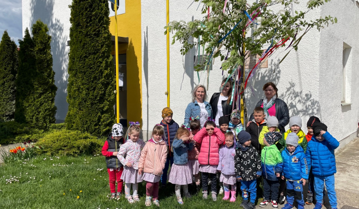 Aktuality / Stavanie Mája detmi z MŠ Čierne Pole 2023 - foto
