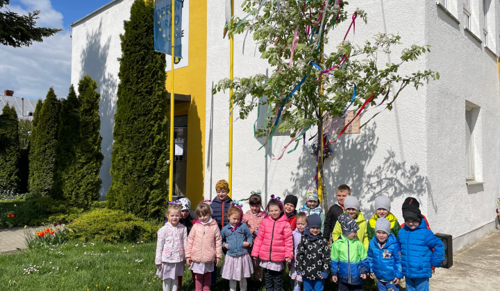 Aktuality / Stavanie Mája detmi z MŠ Čierne Pole 2023 - foto