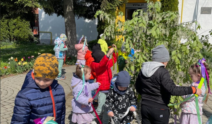 Aktuality / Stavanie Mája detmi z MŠ Čierne Pole 2023 - foto