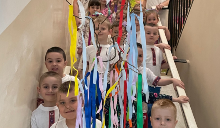 Aktuality / Stavanie Mája detmi z MŠ Čierne Pole 2023 - foto
