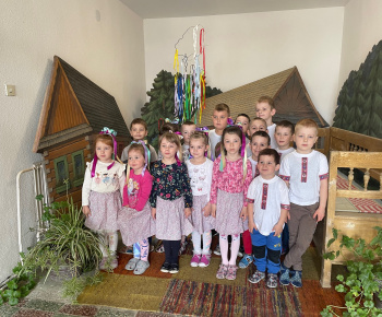 Aktuality / Stavanie Mája detmi z MŠ Čierne Pole 2023 - foto
