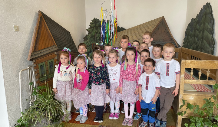 Aktuality / Stavanie Mája detmi z MŠ Čierne Pole 2023 - foto