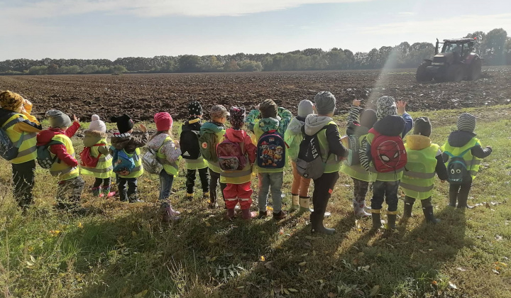 Aktuality / Jesenná prechádzka detí z Materskej školy  - foto