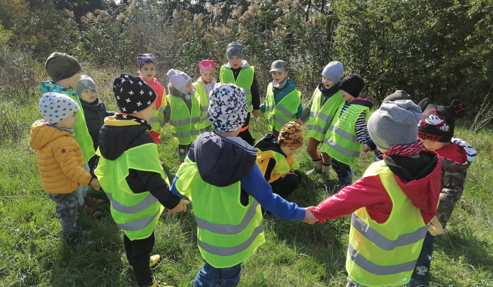 Aktuality / Jesenná prechádzka detí z Materskej školy  - foto
