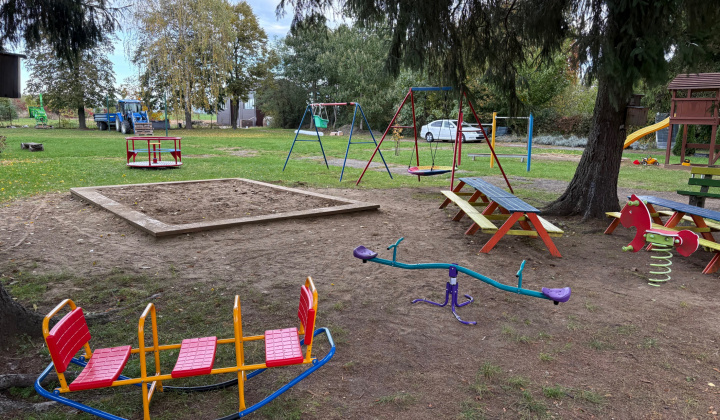 Aktuality / Obnova detského ihriska materskej školy v Čiernom Poli - foto