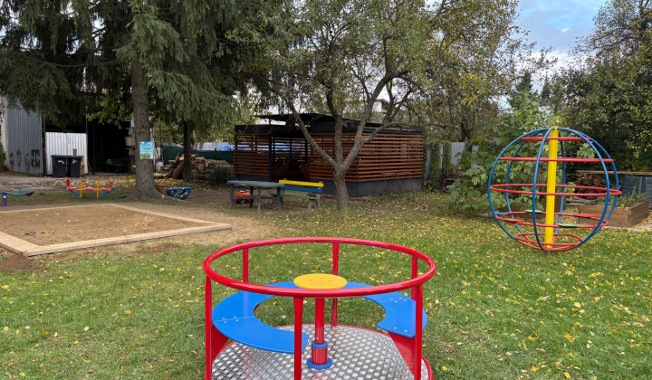 Aktuality / Obnova detského ihriska materskej školy v Čiernom Poli - foto