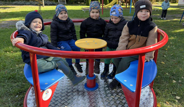 Aktuality / Obnova detského ihriska materskej školy v Čiernom Poli - foto