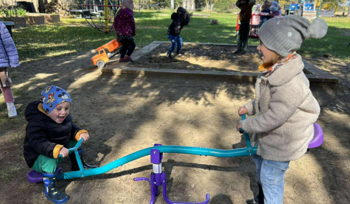 Aktuality / Obnova detského ihriska materskej školy v Čiernom Poli - foto